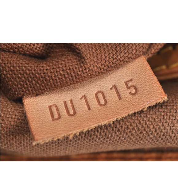 Authentic Louis Vuitton
Monogram Batignolles
Horizontal Tote Bag - Picture 16 of 16